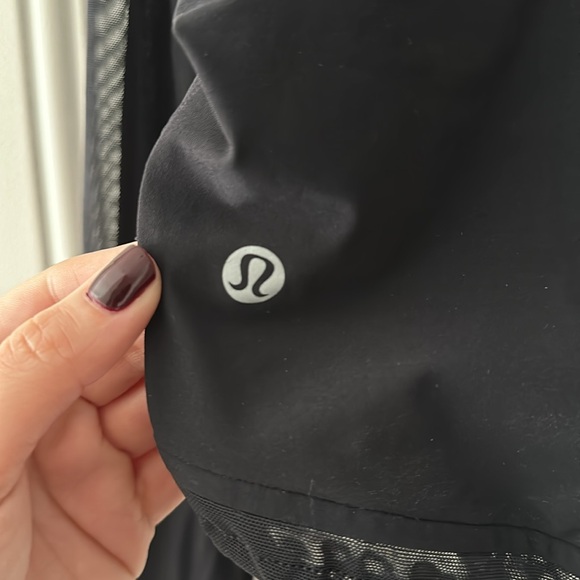 Lululemon Cropped Mesh Sleeve Top - Like New Condition!! Size 2 - Picture 4 of 4